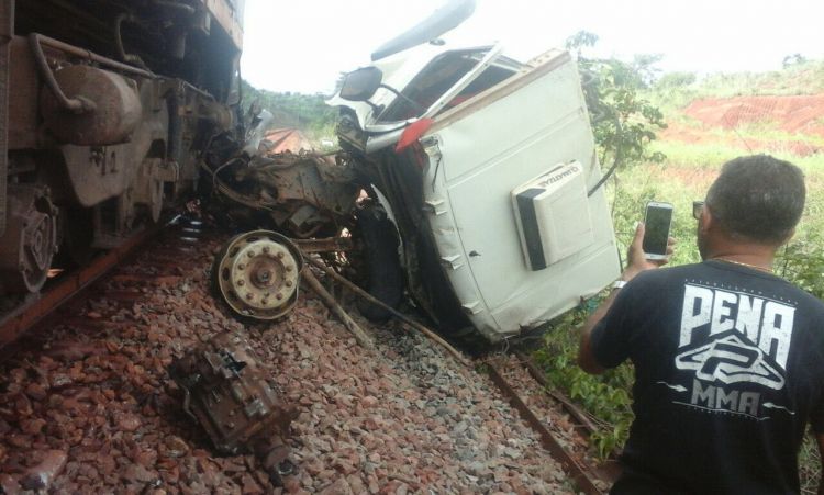 Duas pessoas morrem num acidente envolvendo uma caçamba de lixo e um trem